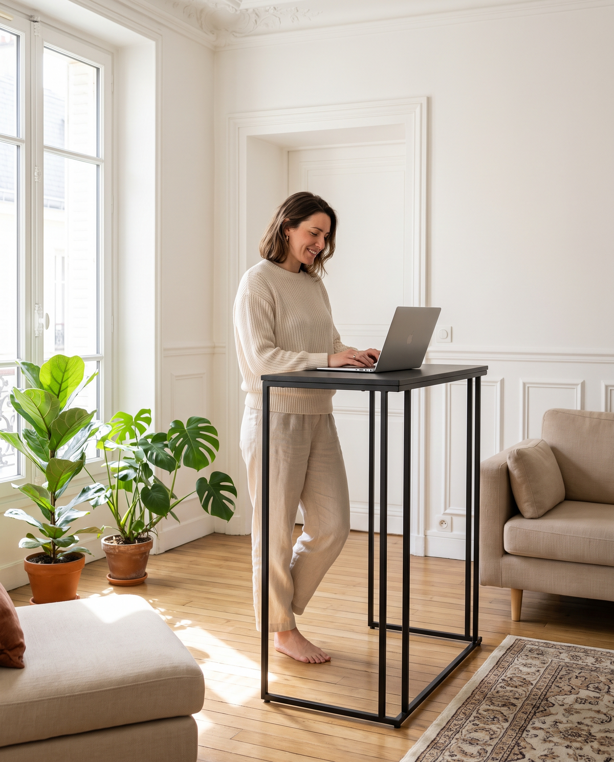 Femme travaillant debout au bureau Relève Un, lumière du matin