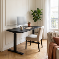 Le bureau Relève Un dans un salon lumineux