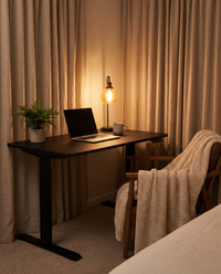 Le bureau Relève Un dans une chambre, le soir