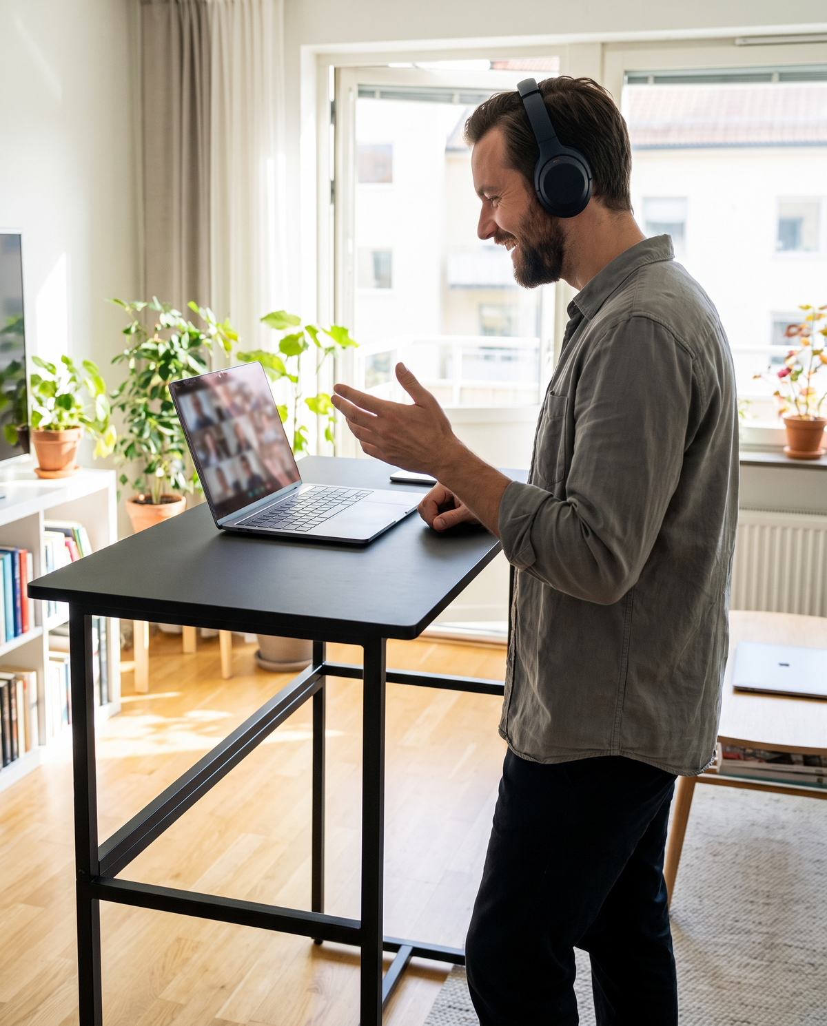 Homme debout au bureau Relève Un pendant un appel